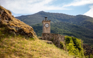 Burzet - tour de l'horloge en été ©sourcesetvolcans