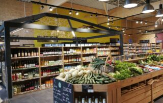 Intérieur des stands fruits et légumes de la Biocoop les Gatôbis à Prades