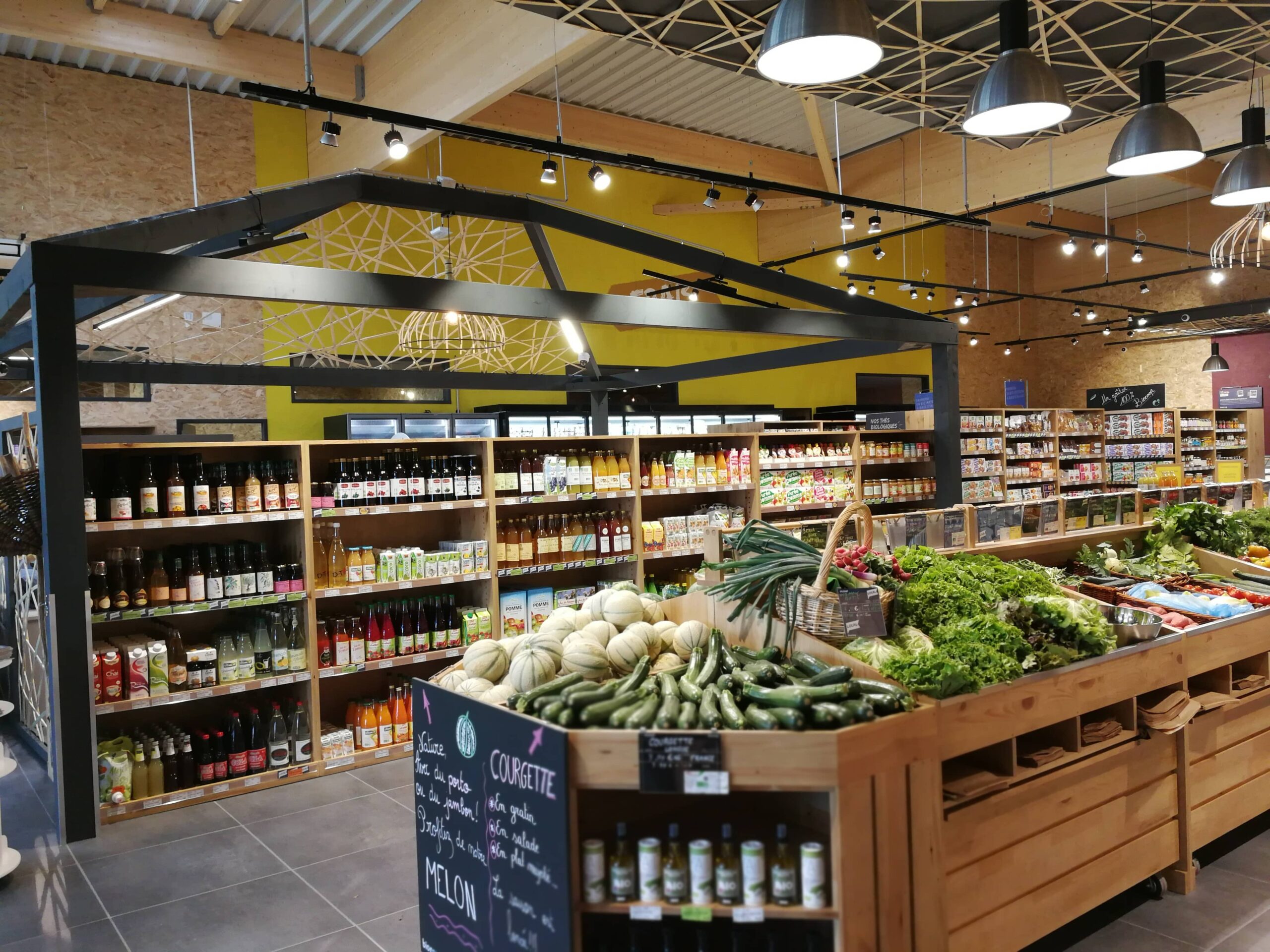 Intérieur des stands fruits et légumes de la Biocoop les Gatôbis à Prades