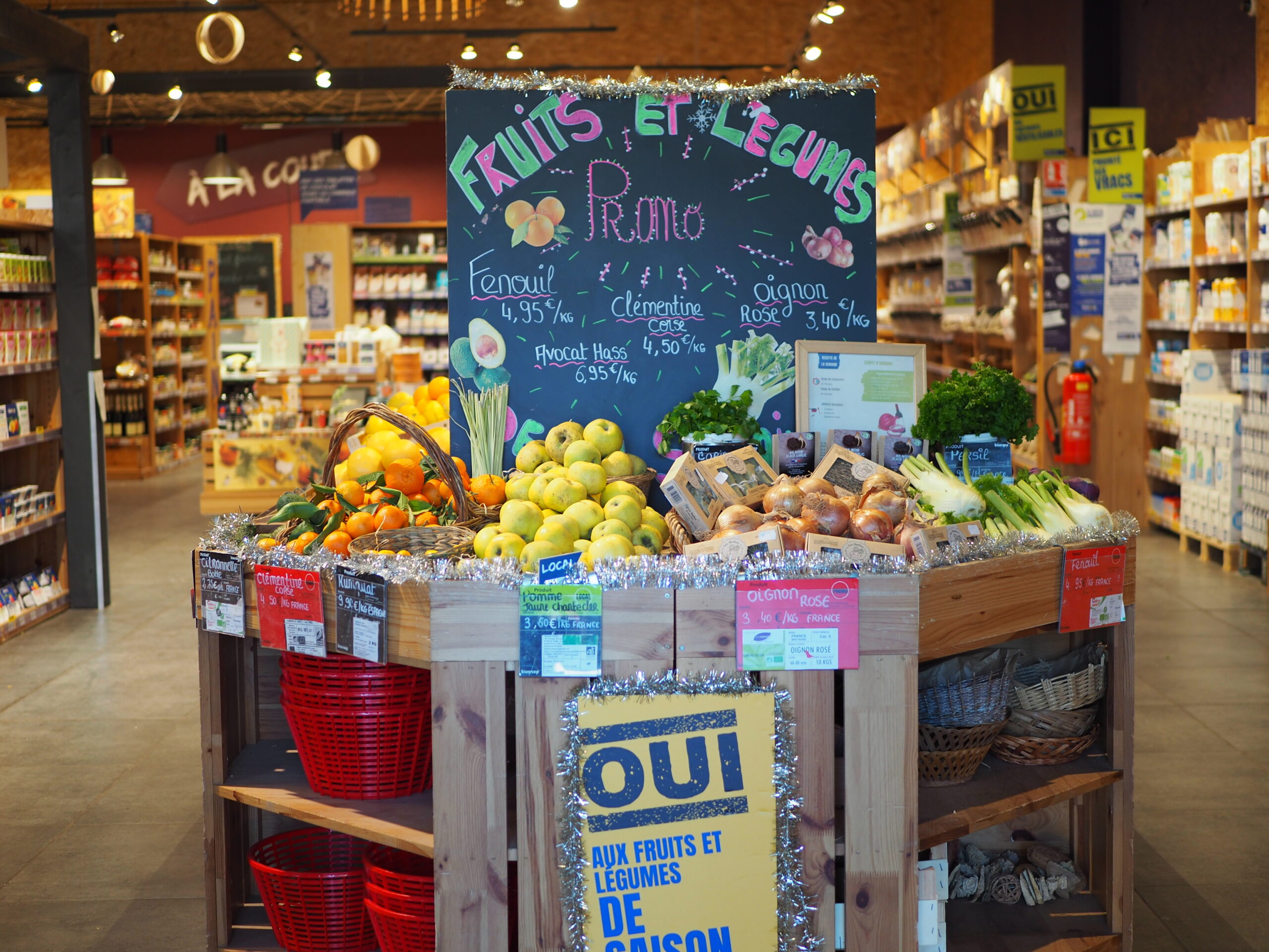 Entrée dans le magasin et vue sur le rayon fruits et légumes